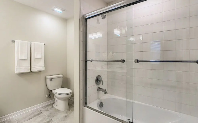 Modern Condo Near Disney Foosball Water Park!