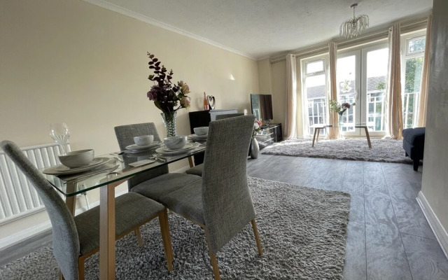 Enjoy Lovely 4 bed Apartment With Garden