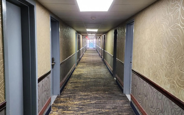 Townhouse Inn & Suites