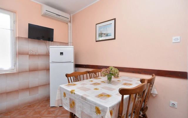 Apartment 757