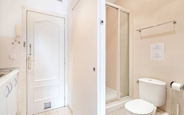 Lovely 2bed W/balcony in City Center, Near Metro