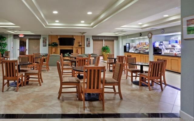 Holiday Inn Express Hotel & Suites Vacaville by IHG