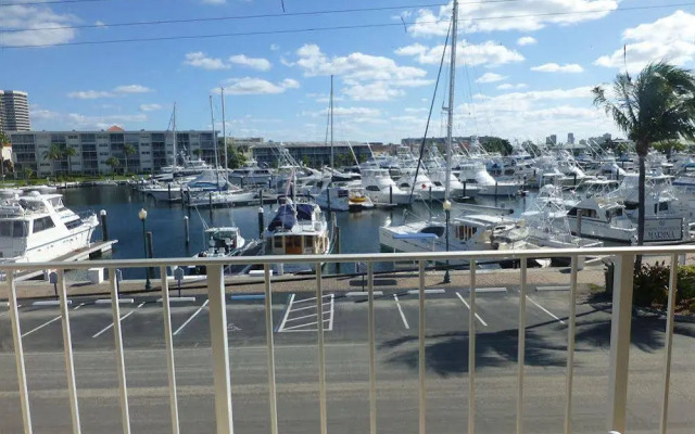 Camelot Waterfront Inn
