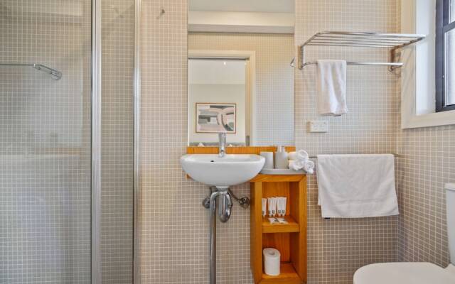 Tranquil And Spacious Home Near Shopping Mall