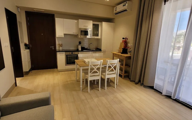 Chic 1-bedroom With Pool View