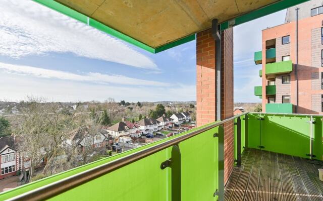 2-bed Apartment Only 15 Mins From Central London