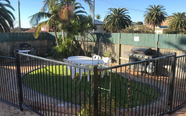 Holiday Lodge Motor Inn