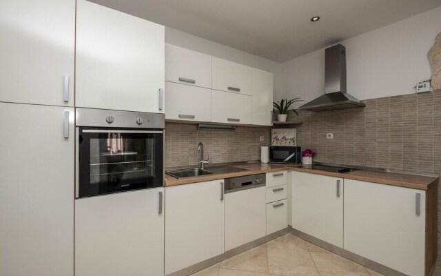 Beautiful Apartment in Makarska With Jacuzzi, Wifi and 3 Bedrooms