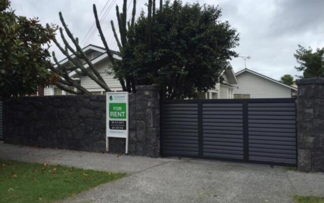 Arent Serviced House 7A Rangiatea Road
