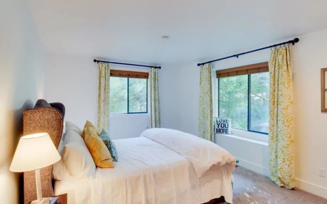 Chic Highlands Hideaway