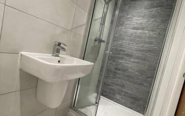 Luxury 2-Bed Apt with free parking on premises