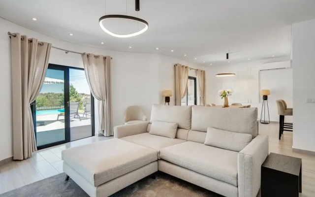 Luxurious 4 bed Villa in Loul