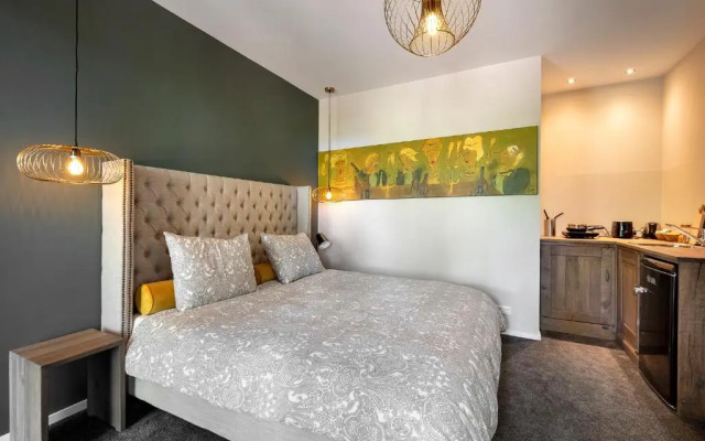 Aubergine Logeren & Dineren