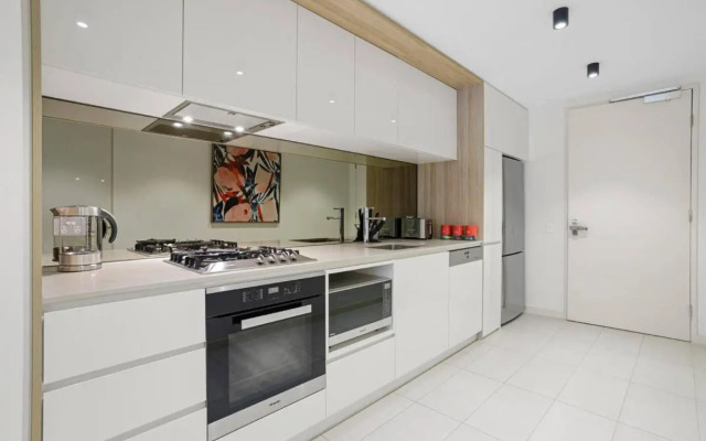 YARRA · YARRA Toorak Rd & Chapel St. Pool, Gym & Parking