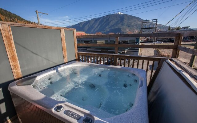 The Grizzly Den by Revelstoke Vacations