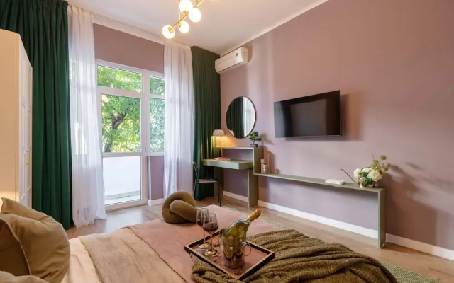 Delightful University Square 1BR, Balcony Church Views
