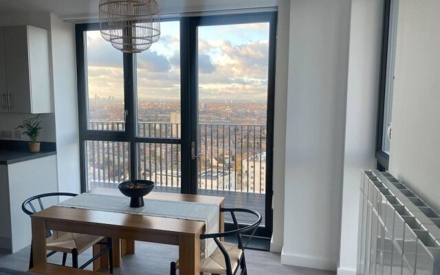 Beautiful 2 Bed Penthouse With Balcony Views Ldn
