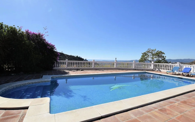 Comfortable Luxury Villa With Private Swimming Pool