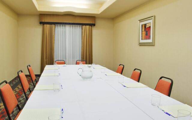 Holiday Inn Express & Suites Dinuba West by IHG