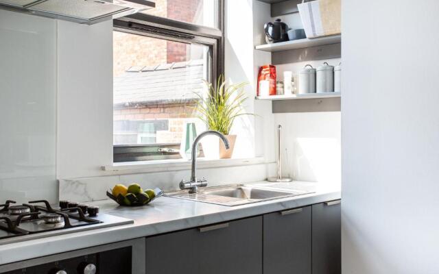 Modern Luxury Apartment, Sleeps 6, Best Location