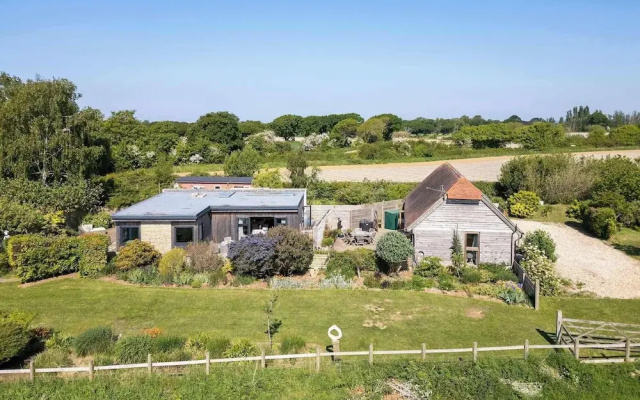 Spacious Coastal Retreat for 10 in West Wittering