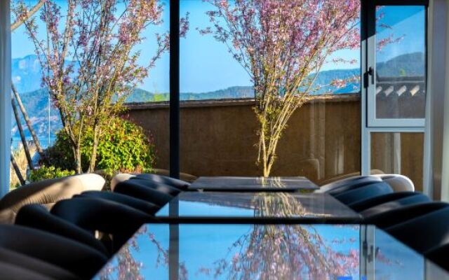 Windy Lake View Resort Hotel