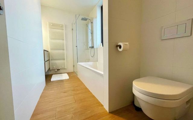 Modern 2BR Penthouse Near Diamond District by Oneluxstay