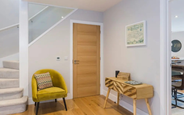 Stylish new Home With Parking - King Beds Garden