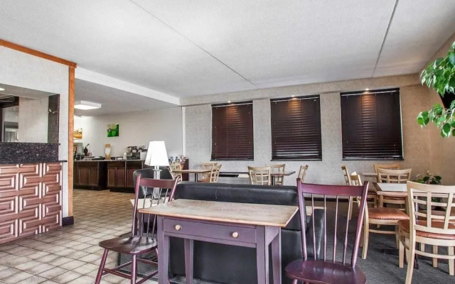 Econo Lodge Inn & Suites Outlet Village