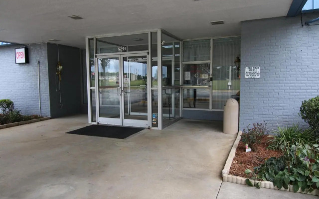 Economy Inn & Suites I-95 Exit 145 - Battleboro