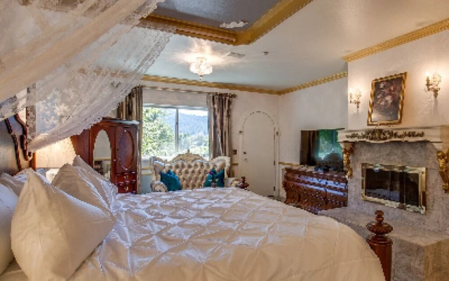 Storybook Riverside Inn