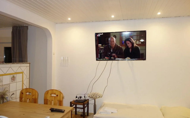 Tolstov-Hotels Large 3 Room Apartment with Garden