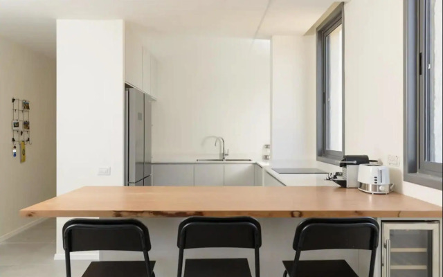 Stylish & Spacious 3 bedroom apartment by the Sea