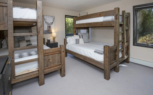 814 Eagle Dr. 4 Bedroom Home by RedAwning