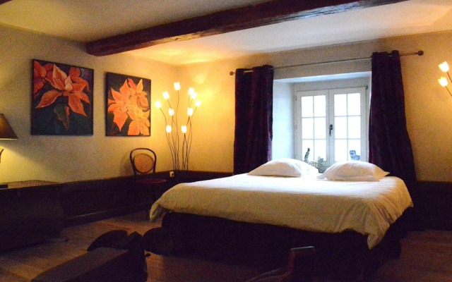 Cozy Holiday Home in Bièvre with Hot Tub
