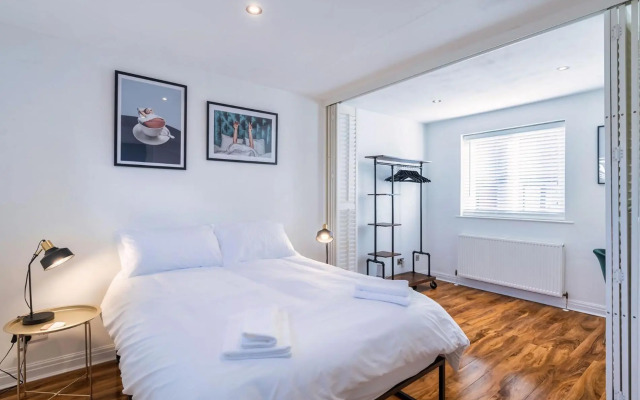 Charming & Central Apt w/ Garden & Free Parking