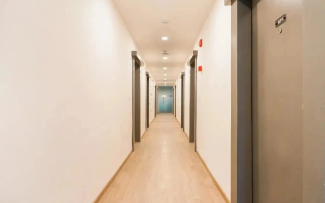 325 South Tukoganj by Oyo Rooms