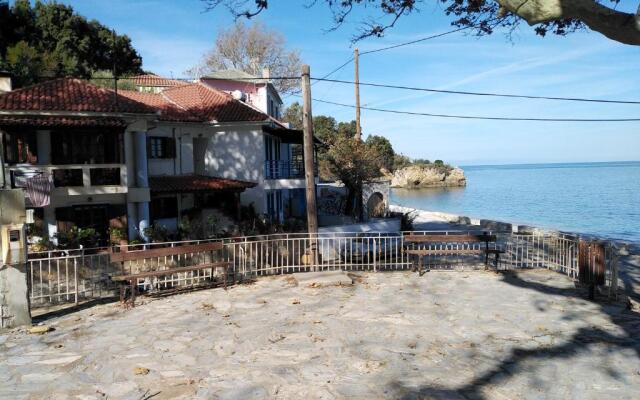 Kamari Beach guest house