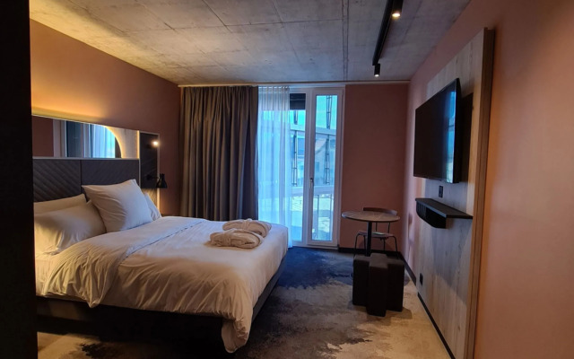 Sheridan Inn, B/W Signature Collection