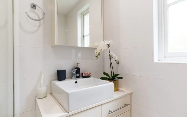 2 Bedroom Home in Kirribilli With a Great View
