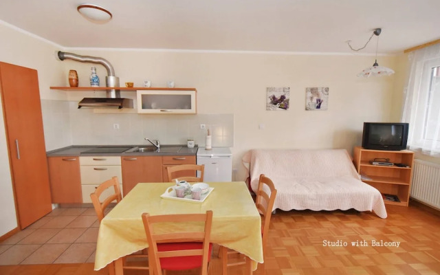 Flora - Studio Apartment