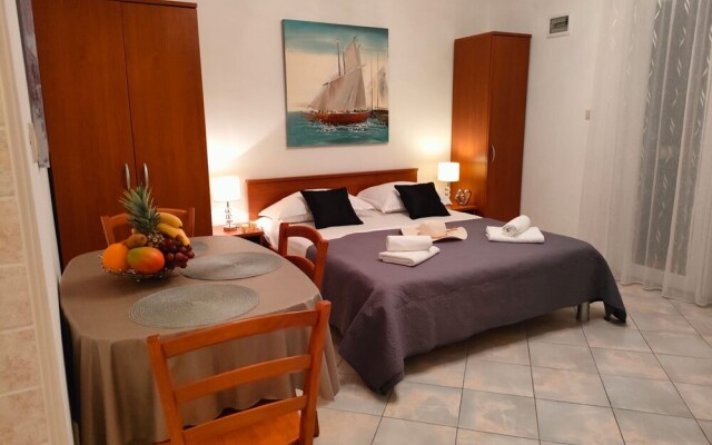 A2 Beachfront apt With big Terrace and sea View