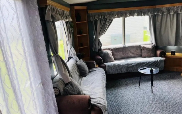 4-bed Seaside Caravan Free Wifi Pet Frie