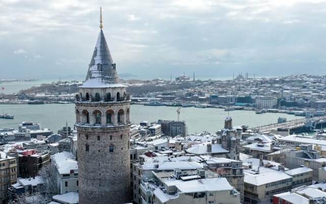 Taksi̇m Whi̇te Sui̇t