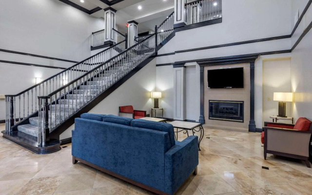 Quality Inn & Suites I-35 E / Walnut Hill