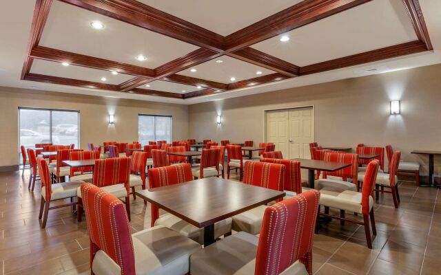 Holiday Inn Express And Suites Milwaukee Nw Park Place by IHG
