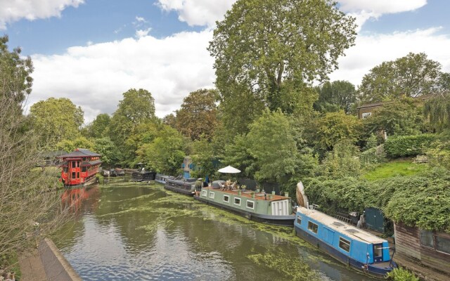 Spacious Studio Suite Near Regents Park