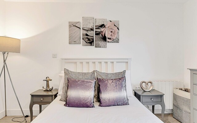 Newly Furnished and Bright Home