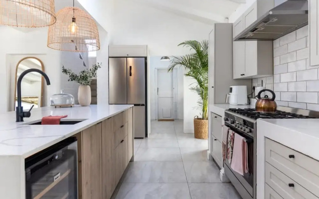 Flamingo Villa Beach Pool Luxury Solar Back Up