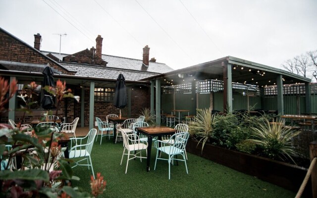 Cat & Lion Country Pub and Hotel